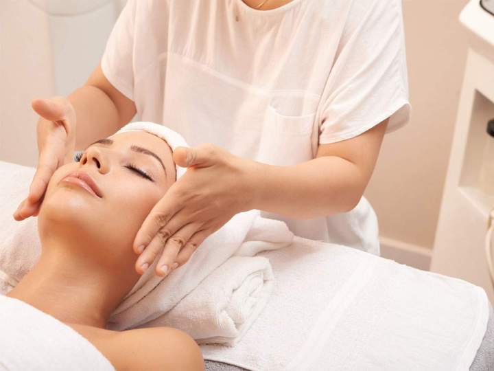 Accordez-vous un instant de bien-être avec une spécialiste de la beauté.